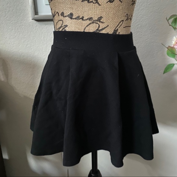 Black skater skirt - Picture 2 of 3